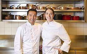 Zwei Köche in Küche